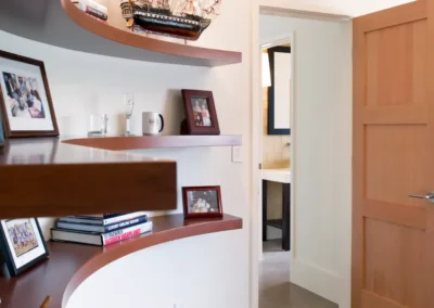 McAdoor curved shelf